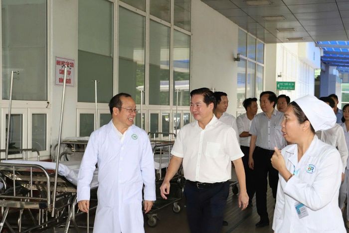 PGS.TS.BS.Trần Vĩnh Hưng, Giám đốc Bệnh viện Bình Dân cùng đội ngũ chuyên gia đến làm việc tại Bệnh viện Đa khoa Bà Rịa. Ảnh: Bệnh viện Bình Dân