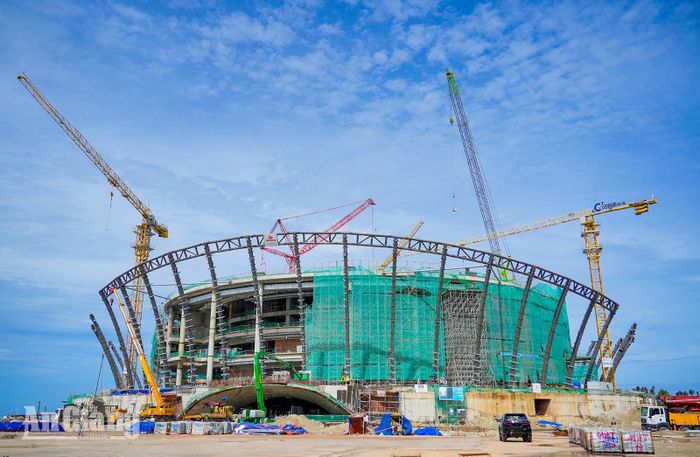 Toàn cảnh công trình Nhà hát phục vụ Hội nghị cấp cao APEC 2027 đang được gấp rút thi công.