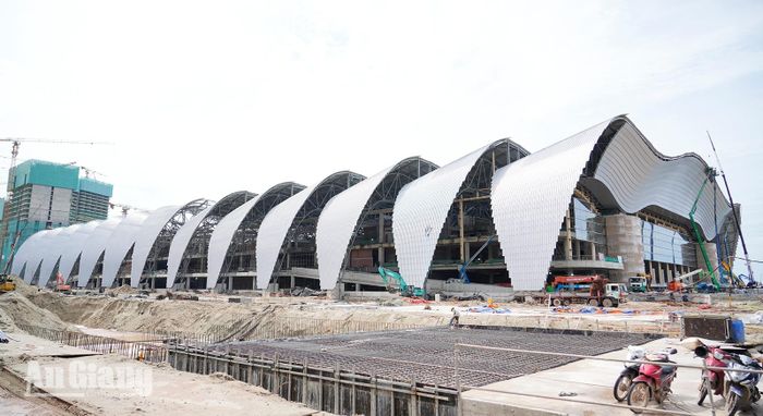 Toàn cảnh công trình Trung tâm tổ chức Hội nghị APEC đang được gấp rút thi công. 