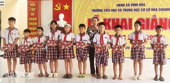 Trường tặng quà cho học sinh có hoàn cảnh khó khăn dịp đầu năm học mới 2026 - 2027. Ảnh: Trường Tiểu học và THCS Hòa Chánh 3 cung cấp
