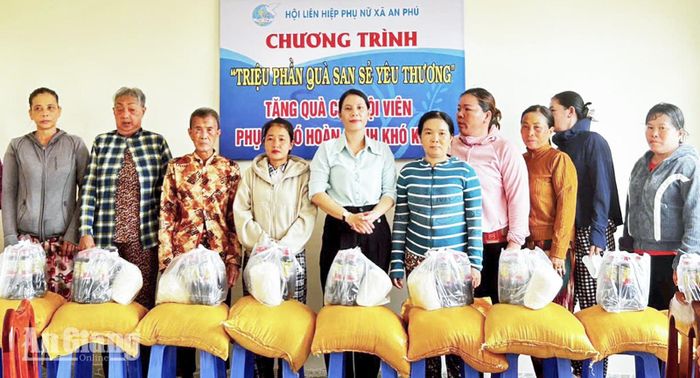 Hội Liên hiệp Phụ nữ xã An Phú thực hiện chương trình “Triệu phần quà san sẻ yêu thương” tặng quà hội viên, phụ nữ có hoàn cảnh khó khăn. Ảnh: Hội Liên hiệp Phụ nữ xã An Phú cung cấp
