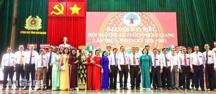 Các đại biểu chúc mừng Ban Chấp hành Hội Người cao tuổi tỉnh An Giang nhiệm kỳ 2026 - 2031 và đoàn đại biểu dự đại hội cấp trên.