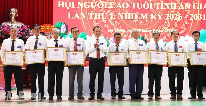 Phó Chủ tịch Thường trực Hội Người cao tuổi Việt Nam Nguyễn Lam trao bằng khen cho tập thể, cá nhân có thành tích xuất sắc nhiệm kỳ qua.