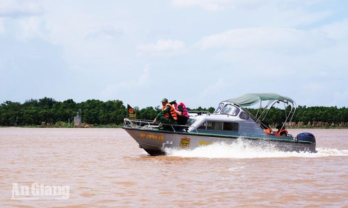 Đoàn công tác khảo sát đoạn biên giới trên sông Hậu.
