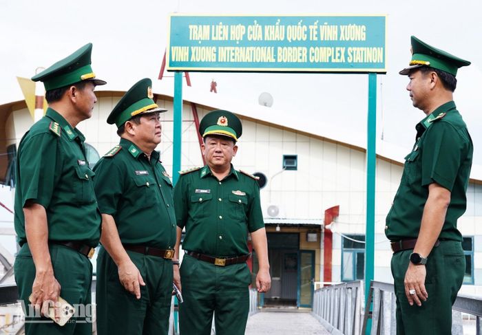 Đại tá Phạm Văn Thắng (thứ hai từ trái qua) kiểm tra tại Trạm liên hợp Cửa khẩu quốc tế Vĩnh Xương.