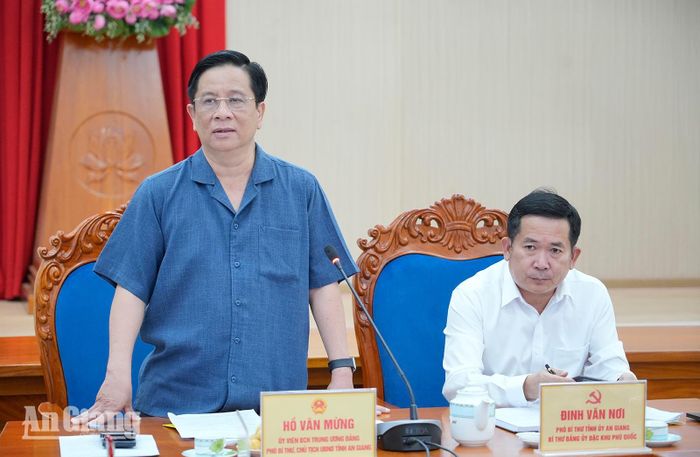 Ủy viên Trung ương Đảng, Phó Bí thư Tỉnh ủy, Chủ tịch UBND tỉnh An Giang Hồ Văn Mừng và Phó Bí thư Tỉnh ủy An Giang, Bí thư Đảng ủy đặc khu Phú Quốc Đinh Văn Nơi chủ trì hội nghị.