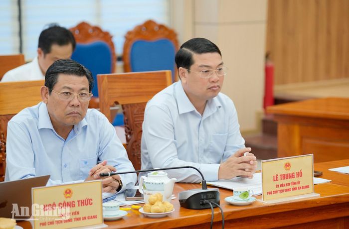 Các Phó Chủ tịch UBND tỉnh An Giang: Lê Trung Hồ và Ngô Công Thức tham dự hội nghị.