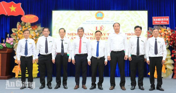 Phó Chánh án Tòa án nhân dân tối cao Nguyễn Biên Thùy và Phó Bí thư Thường trực Tỉnh ủy An Giang Lâm Minh Thành chụp hình lưu niệm cùng lãnh đạo Tòa án nhân dân tỉnh An Giang.