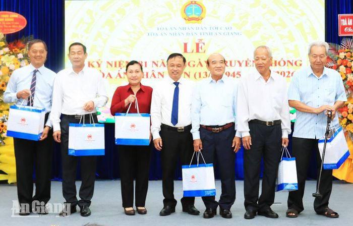 Phó Chánh án Tòa án nhân dân tối cao Nguyễn Biên Thùy tặng quà cho nguyên Chánh án Tòa án nhân dân tỉnh An Giang qua các thời kỳ.