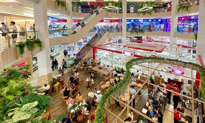Trung tâm thương mại Vincom Plaza Bắc Ninh, đường Lý Thái Tổ thu hút đông đảo người dân đến mua sắm.