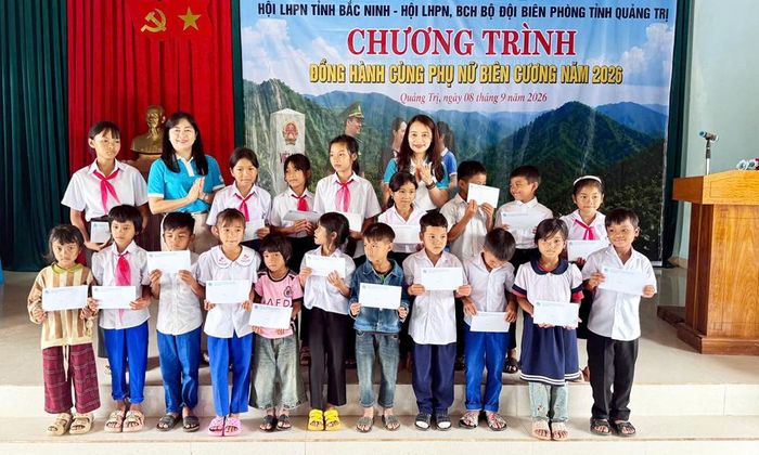  Lãnh đạo Hội Liên hiệp Phụ nữ 2 tỉnh Bắc Ninh và Quảng Trị trao quà cho học sinh có hoàn cảnh khó khăn trên địa bàn xã Đakrông. 