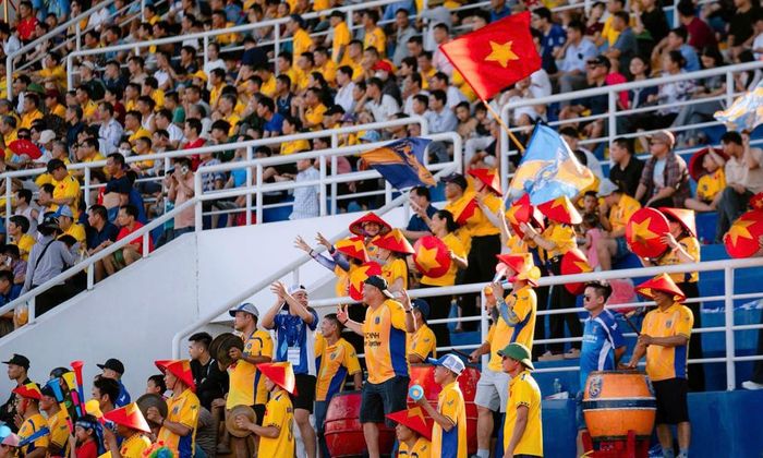 Người hâm mộ đến sân Việt Yên theo dõi trận đấu giữa Bắc Ninh FC và Câu lạc bộ Công an Thành phố Hồ Chí Minh được miễn phí vé.