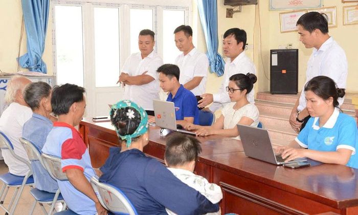 Lãnh đạo phường Song Liễu kiểm tra công tác phổ cập kỹ năng số tại tổ dân phố Nguyễn Gia Thiều.