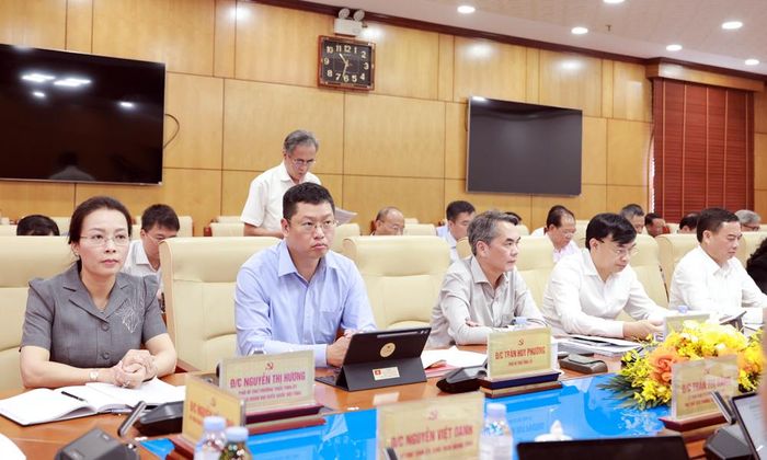Đồng chí Nguyễn Thị Hương, đồng chí Trần Huy Phương cùng các đại biểu dự hội nghị.