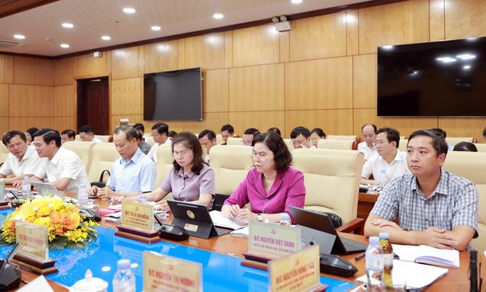 Đồng chí Nguyễn Việt Oanh và các đại biểu dự hội nghị.