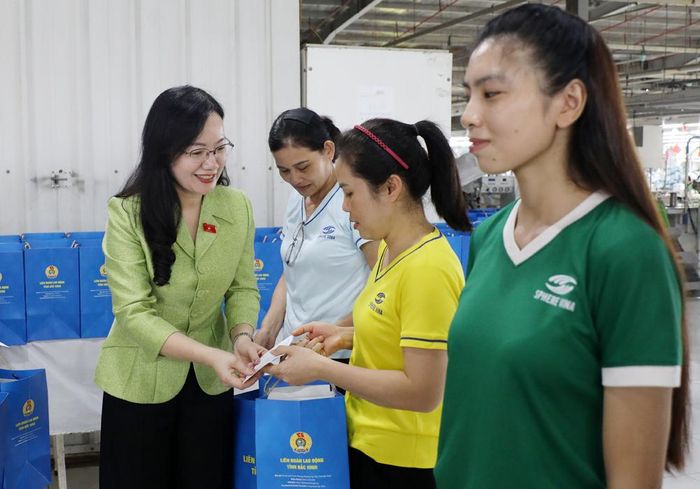  Đồng chí Đỗ Thị Việt Hà trao quà cho công nhân Công ty trách nhiệm hữu hạn Sphere Vina. 