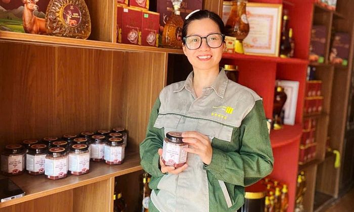 Chị Nguyễn Thị Hạnh (tổ dân phố Hạ Lát, phường Vân Hà) giới thiệu sản phẩm nhung hươu ngâm mật ong Bổ Đà.