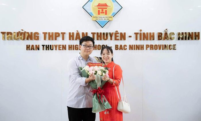  Lê Minh Đức và cô giáo chủ nhiệm Bùi Thị Vinh. 