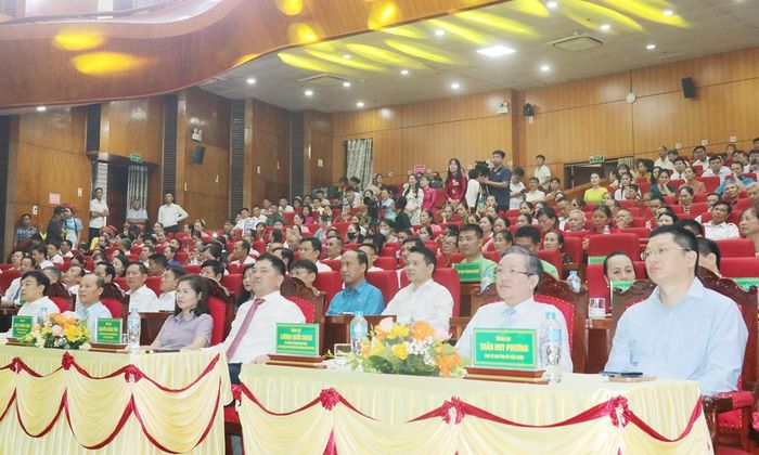 Các đồng chí lãnh đạo Trung ương Hội Nông dân Việt Nam, lãnh đạo tỉnh cùng các đại biểu tham dự hội thi.