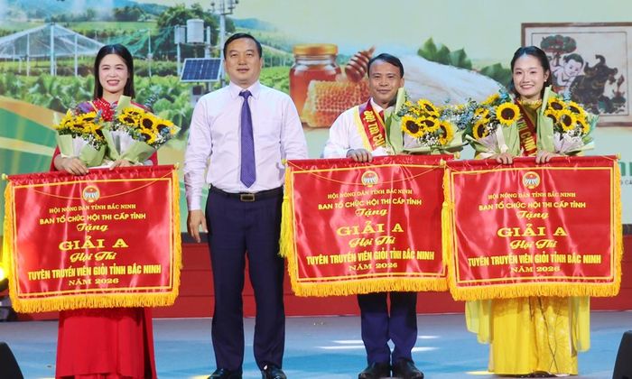 Đồng chí Nguyễn Hoàng Trung trao giải A cho Cụm thi đua số 1, 7 và 9.