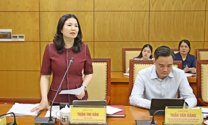  Đồng chí Trần Thị Vân phát biểu tại hội nghị 
