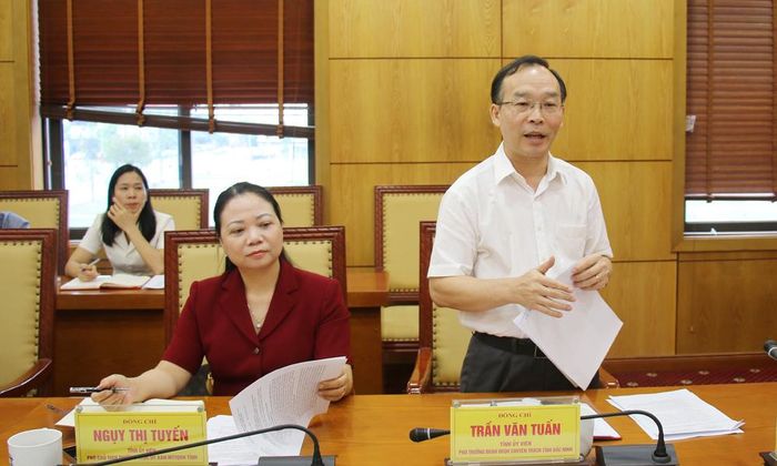  Đồng chí Trần Văn Tuấn phát biểu tại hội nghị. 