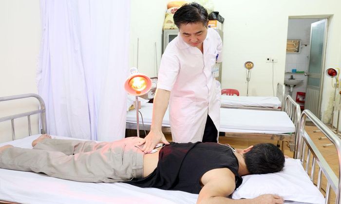 Điều trị bằng y học cổ truyền tại Trạm Y tế Kép.