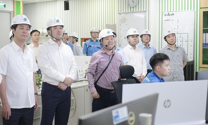 Đồng chí Nguyễn Hồng Thái cùng đoàn công tác tham quan phòng điều khiển Nhà máy xử lý chất thải rắn công nghệ cao phát năng lượng tại phường Song Liễu.