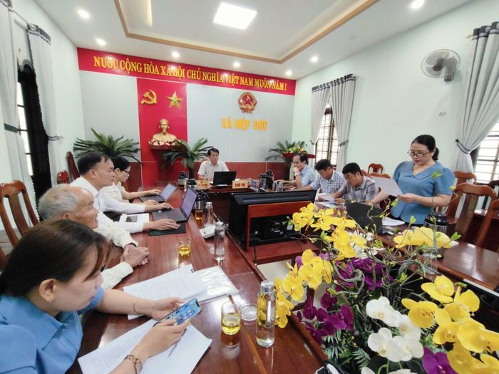 Ông Lưu Hoàng Ân, Chủ tịch UBND xã Hiệp Đức tiếp công dân, lắng nghe và trực tiếp chỉ đạo giải quyết các kiến nghị, phản ánh của người dân. Ảnh: ĐVCC