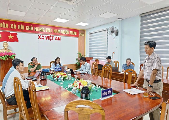 Lãnh đạo xã Việt An tiếp công dân, lắng nghe và tiếp nhận các kiến nghị, phản ánh của người dân. Ảnh: ĐVCC