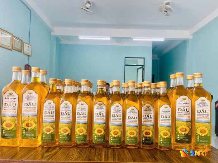 Sản phẩm dầu hướng dương nguyên chất của Hợp tác xã Nông nghiệp Đại Minh, xã Vu Gia đang nỗ lực hướng tới đạt chuẩn OCOP. Ảnh: HOÀNG LIÊN