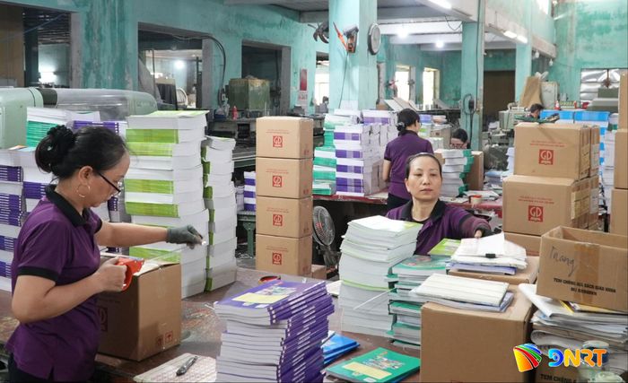 Công nhân Công ty CP In - Phát hành sách và thiết bị trường học Quảng Nam (phường Tam Kỳ) đang nỗ lực in sách, bảo đảm cung ứng cho thị trường. Ảnh: HỒ QUÂN