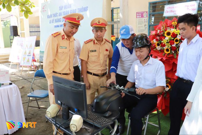 Học sinh Trường THPT Phan Thành Tài thực hành kỹ năng điều khiển xe an toàn, đúng cách. Ảnh: KHÁNH NGÂN