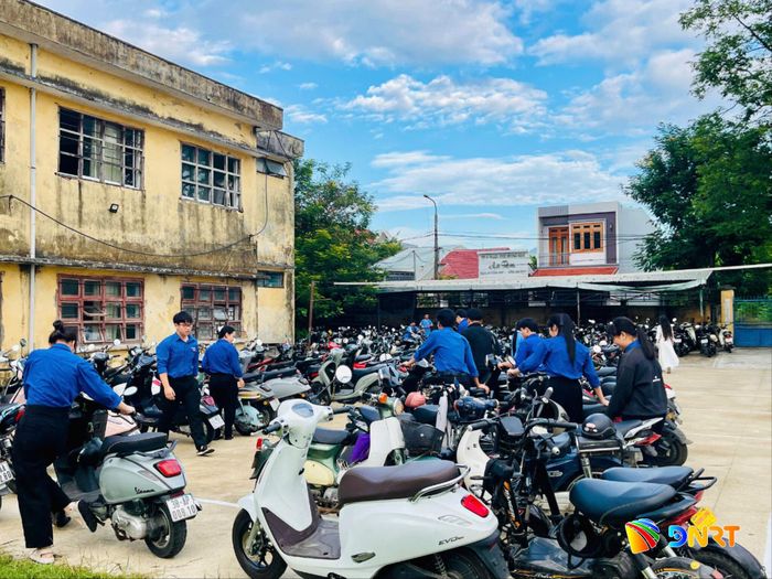 Đoàn Trường THPT Phạm Phú Thứ, phường Hòa Khánh triển khai mô hình “Vì cổng trường bình yên”. Ảnh: KHÁNH NGÂN
