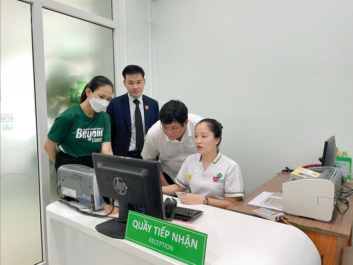 Đoàn công tác của Sở Y tế tổ chức thẩm định các điều kiện triển khai bệnh án điện tử tại Bệnh viện Đa khoa Sài Gòn - Tam Kỳ. Ảnh: L.Q