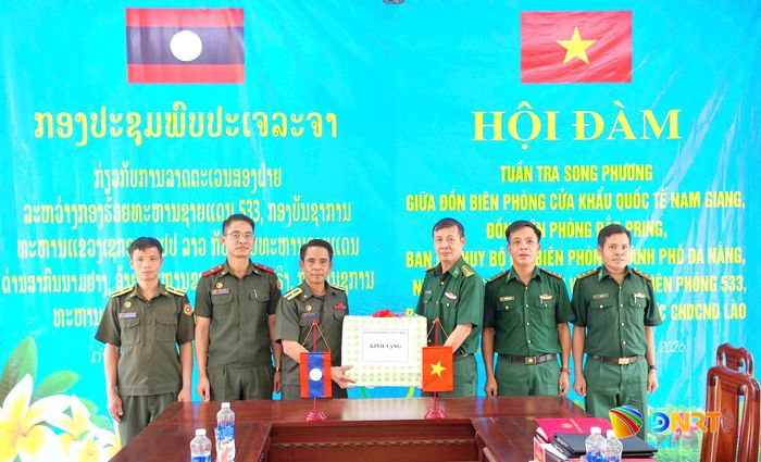 Đồn Biên phòng Đắc Pring tặng quà Đại đội Biên phòng 533. Ảnh: VĂN VINH