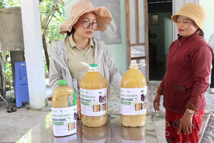 Người dân ở tổ dân phố Tà Lang - Giàn Bí (phường Hải Vân) được hướng dẫn thực hiện mô hình xử lý rác hữu cơ làm nước tẩy rửa sinh học để sử dụng trong cộng đồng. Ảnh: HOÀNG HIỆP
