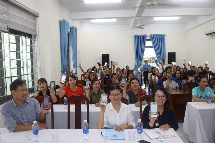 Thành viên các tổ nòng cốt và hội viên phụ nữ tại 12 thôn của xã Hòa Vang triển khai cài đặt, sử dụng ứng dụng công nghệ số WazNet để hướng dẫn nhân rộng. Ảnh: HOÀNG HIỆP