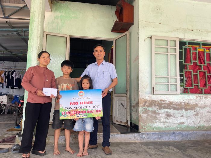 Hai con của chị Loan được tiếp sức từ mô hình Con nuôi của Hội Nông dân xã. Ảnh: TUYẾT MAI
