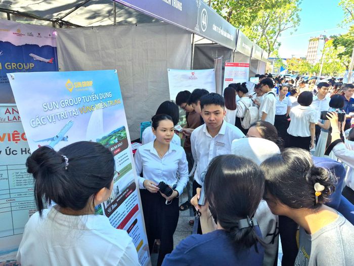 Nhiều doanh nghiệp du lịch lớn trên địa bàn thành phố thường xuyên có nhu cầu tuyển dụng nhân sự tại các ngày hội việc làm. Ảnh: QUỐC TUẤN