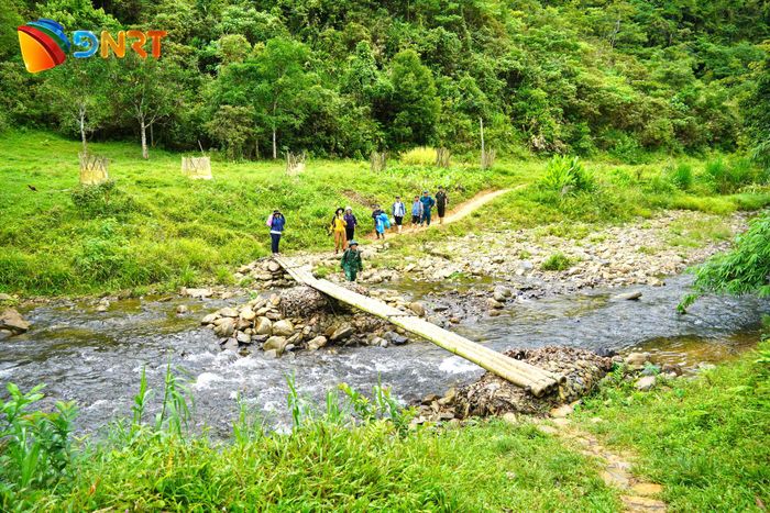 Du khách băng rừng để tìm đến làng Aur.