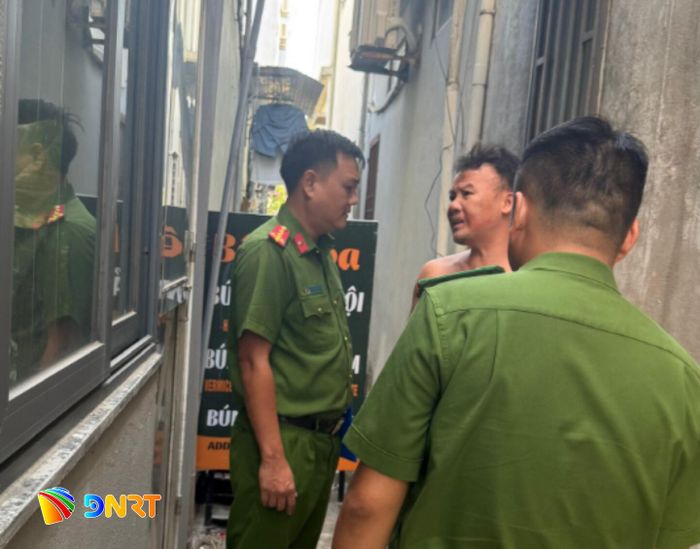 Trung tâm Cung ứng dịch vụ sự nghiệp công phối hợp Công an phường Sơn Trà kiểm tra tình trạng lấn chiếm lối thoát hiểm sau phản ánh của người dân. Ảnh: ĐVCC