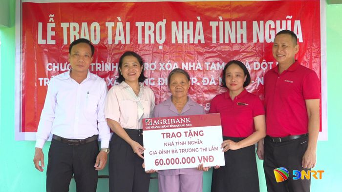 Ủy ban MTTQ Việt Nam xã Thăng Điền phối hợp Agribank Chi nhánh Thăng Điền hỗ trợ xây dựng nhà cho hộ khó khăn năm 2025. Ảnh: GIANG BIÊN
