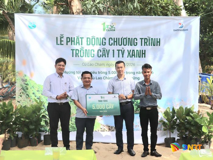 Đại diện Tập đoàn Đạt Phương (thứ 2 bên phải sang) trao bảng tượng trưng tặng 5.000 cây xanh cho đại diện Ban Quản lý Khu dự trữ sinh quyển thế giới Cù Lao Chàm - Hội An (thứ 2, bên trái sang) tại buổi lễ. Ảnh: QUỐC TUẤN