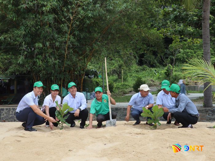 Đại biểu và người dân tham gia trồng cây tại chương trình. Ảnh: QUỐC TUẤN