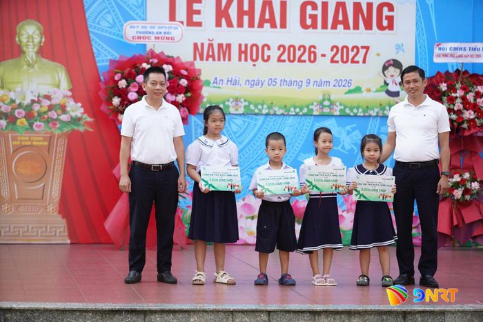 Trao quà, tiếp sức cho học sinh có hoàn cảnh khó khăn đến trường trong năm học 2026 - 2027.
