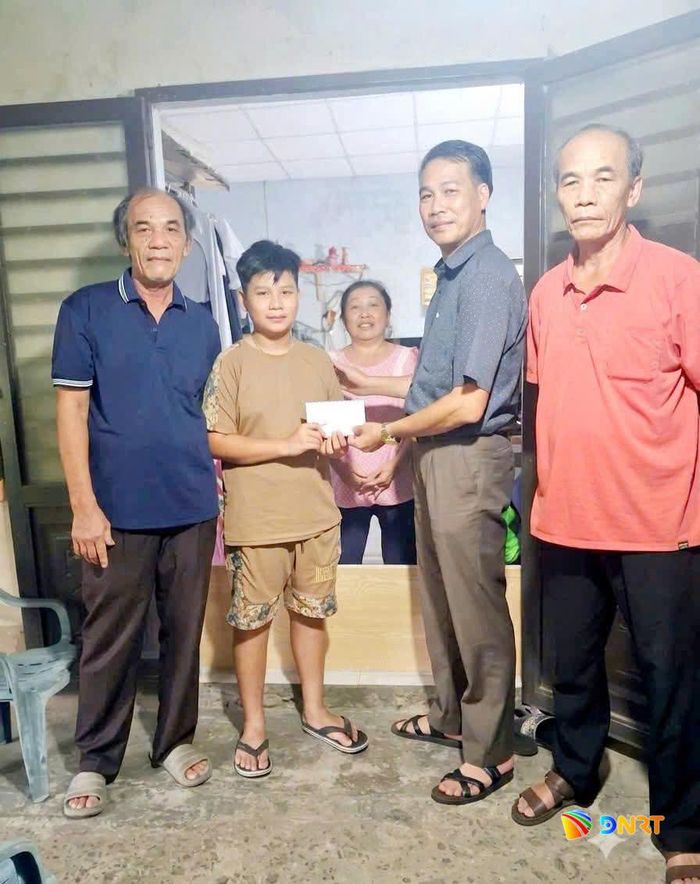 Các phần quà được trao tận tay học sinh có hoàn cảnh khó khăn, tiếp thêm động lực để các em vươn lên trong học tập.