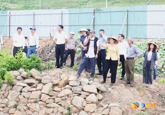 Phó Chủ tịch UBND thành phố Nguyễn Thị Anh Thi nghe báo cáo kết quả khảo cổ Trạm Nam Chơn. Ảnh: NGỌC HÀ