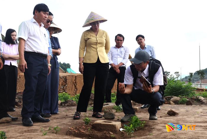 Phó Chủ tịch UBND thành phố Nguyễn Thị Anh Thi khảo sát Đồn Chơn Sảng. Ảnh: NGỌC HÀ