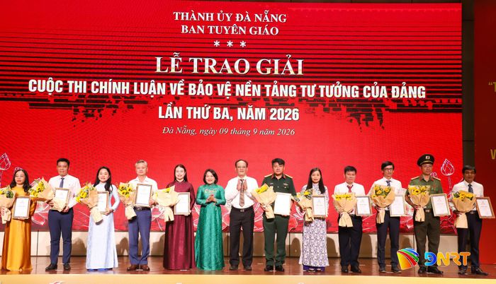 Lãnh đạo Vụ địa phương 2 (Ban Tuyên giáo Trung ương) và lãnh đạo Ban Tuyên giáo Thành ủy trao giải cho 10 tập thể. Ảnh: NGỌC PHÚ